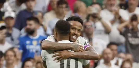 FOTOGRAFÍA.MADRID (REINO DE ESPAÑA), 20 DE SPETIEMBRE DE 2025. El defensa brasilero del Real Madrid Éder Gabriel Militão (detrás) celebra con Kylian Mbappé el primer gol conseguido ante el RCD Espanyol, durante el partido de la jornada 5 de LaLiga EA Sports, que disputan el Real Madrid y el RCD Espanyol, en el estadio Santiago Bernabéu de la capital española. Efe