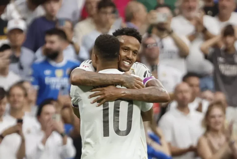 FOTOGRAFÍA.MADRID (REINO DE ESPAÑA), 20 DE SPETIEMBRE DE 2025. El defensa brasilero del Real Madrid Éder Gabriel Militão (detrás) celebra con Kylian Mbappé el primer gol conseguido ante el RCD Espanyol, durante el partido de la jornada 5 de LaLiga EA Sports, que disputan el Real Madrid y el RCD Espanyol, en el estadio Santiago Bernabéu de la capital española. Efe
