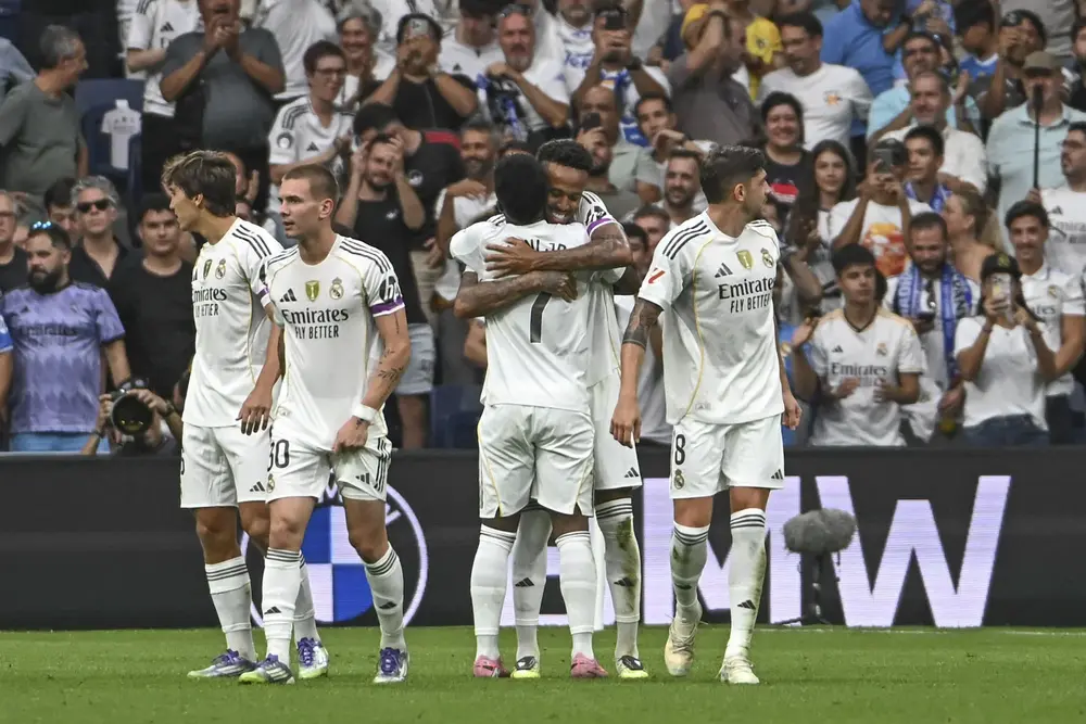 FOTOGRAFÍA.MADRID (REINO DE ESPAÑA), 20 DE SPETIEMBRE DE 2025. El defensa brasilero del Real Madrid Éder Gabriel Militão (2d) celebra con sus compañeros el primer gol conseguido ante el RCD Espanyol, durante el partido de la jornada 5 de LaLiga EA Sports, que disputan el Real Madrid y el RCD Espanyol, en el estadio Santiago Bernabéu de la capital española. Efe