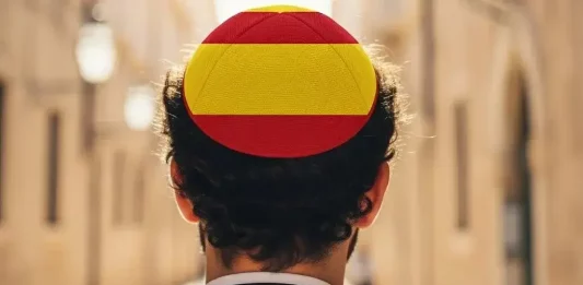 FOTOGRAFÍA. BARCELONA (CATALUÑA) REINO DE ESPAÑA, 06 DE SEPTIEMBRE DE 2025. Detalle de una imagen realizada por la Inteligencia Artificial (IA) de un joven español de religión, tradición y cultura de la más antigua de las tres principales región del mundo, que es el judaísmo, luciendo el kipá —también conocido como "kippah" o "yarmulke", un casquete redondo de tela que usado especialmente en actos religiosos como símbolo de respeto hacia Dios y de su identidad judía— por las calles del Reino de España, su tierra también. Roberto Doctor)/ACOM/Lasvocesdelpueblo (Ñ Pueblo)