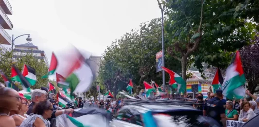 FOTOGRAFÍA. LAREDO (CANTABRIA) REINO DE ESPAÑA, 03 DE SEPTIEMBRE DE 2025. Las turbas del antisemitismo internacional, movilizadas por la plataforma antiisraelí y pro Hamás ISIS, "Gernika Palestina", protestan contra el pueblo judío y contra el equipo israelí "Israel-Premier Tech" en la Vuelta a España 2025 par la respuesta digna y justa de Israel contra Hamás ISIS en Gaza por la Kristallnacht del sábado 7 de octubre de 2023, a la salida de la duodécima etapa de este jueves en Laredo (Cantabria). El director del conjunto israelí, el navarro Oscar Guerrero, ha asegurado a Efe que seguirán en la Vuelta a España 2025. Efe
