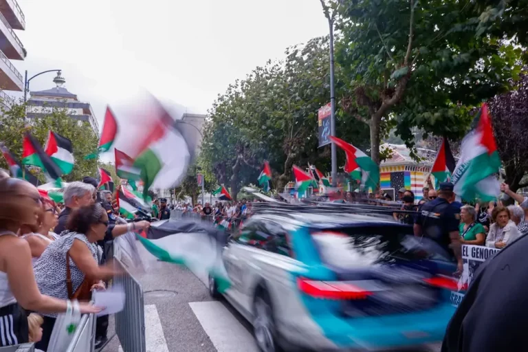 FOTOGRAFÍA. LAREDO (CANTABRIA) REINO DE ESPAÑA, 03 DE SEPTIEMBRE DE 2025. Las turbas del antisemitismo internacional, movilizadas por la plataforma antiisraelí y pro Hamás ISIS, "Gernika Palestina", protestan contra el pueblo judío y contra el equipo israelí "Israel-Premier Tech" en la Vuelta a España 2025 par la respuesta digna y justa de Israel contra Hamás ISIS en Gaza por la Kristallnacht del sábado 7 de octubre de 2023, a la salida de la duodécima etapa de este jueves en Laredo (Cantabria). El director del conjunto israelí, el navarro Oscar Guerrero, ha asegurado a Efe que seguirán en la Vuelta a España 2025. Efe