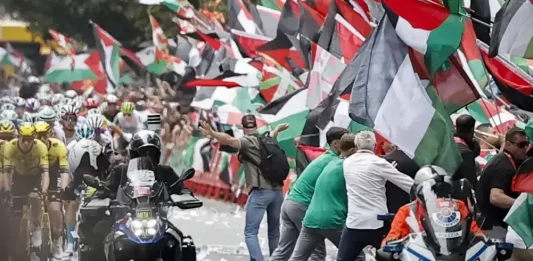 FOTOGRAFÍA. BILBAO (LAS VASCONGADAS) REINO DE ESPAÑA, 04 DE SEPTIEMBRE DE 2025. La iniciativa antisemita y pro Hamás ISIS llamada "Gernika Palestina" invadió un tramo de la Gran Vía de Bilbao al paso de la Vuelta a España por la capital vizcaína y ataca impunemente a los hijos de Israel, integrantes del equipo "Israel Premier Tech", lo que motivó la intervención de la Policía regional, La Ertzaintza, que se cancelase el final de la etapa y se tomasen tiempos tres kilómetros antes. Efe