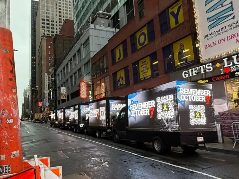 FOTOGRAFÍA. NUEVA YORK (ESTADOS UNIDOS DE AMÉRICA, EEUU), 25 DE SEPTIEMBRE DE 2025. La Oficina del Primer Ministro del Estado de Israel (OPM) lanza una campaña de diplomacia pública sobre las atrocidades de Hamás ISIS en Nueva York (EEUU) antes del discurso del primer ministro de la Tierra Santa, "Bibi" Benjamín Netanyahu ante la 80ª Asamblea General de la ONG corrupta y criminal Organización de las Naciones Unidas (ONU). Lasvocesdelpueblo (Ñ Pueblo)