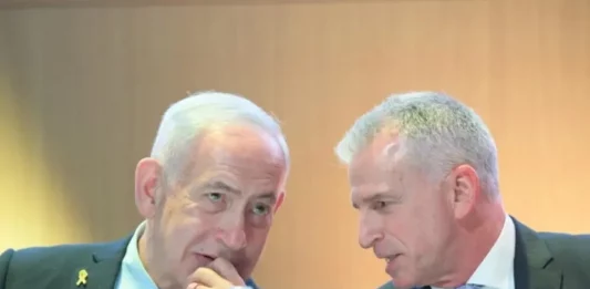 FOTOGRAFÍA. JERUSALÉN (ISRAEL), 18 DE SEPTIEMBRE DE 2025. El primer ministro de Israel, "Bibi" Benjamin Netanyahu (i); y el director de Inteligencia nacional del Estado de Israel, el Mossad, David Barnea (d); asistieron anoche a la ceremonia de entrega del Premio del Primer Ministro por las operaciones del Mossad en 2023-2024, y al brindis antes del Año Nuevo judío, junto con personal y comandantes del Mossad y colegas de las comunidades de inteligencia y seguridad. Lasvocesdelpueblo (Ñ Pueblo)