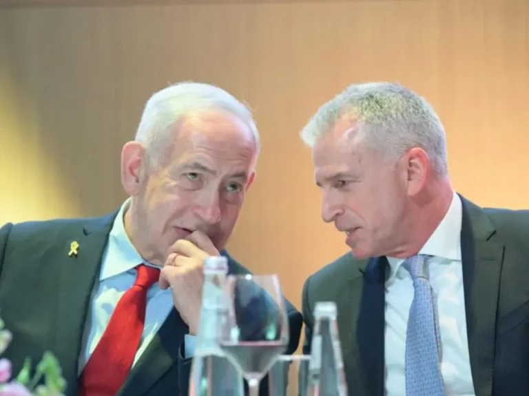 FOTOGRAFÍA. JERUSALÉN (ISRAEL), 18 DE SEPTIEMBRE DE 2025. El primer ministro de Israel, "Bibi" Benjamin Netanyahu (i); y el director de Inteligencia nacional del Estado de Israel, el Mossad, David Barnea (d); asistieron anoche a la ceremonia de entrega del Premio del Primer Ministro por las operaciones del Mossad en 2023-2024, y al brindis antes del Año Nuevo judío, junto con personal y comandantes del Mossad y colegas de las comunidades de inteligencia y seguridad. Lasvocesdelpueblo (Ñ Pueblo)