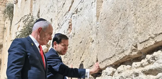 FOTOGRAFÍA. JERUSALÉN (ISRAEL), 14 DE SEPTIEMBRE DE 2025. El Primer ministro del Estado de Israel, "Bibi" Benjamin Netanyahu, y su esposa, Sara Netanyahu; visitaron hoy (domingo) el Muro Occidental en la capital del país hebreo, Jerusalén, junto con el Secretario de Estado de los Estados Unidos de América (EEUU) de la Administración Donald John Trump/James David Vance, Marco Antonio Rubio; y su esposa, Jeanette Christina Dousdebes Rubio; y el Embajador de los EEUU en Israel, Michael Dale Huckabee (Mike Huckabee); y su esposa, Janet McCain Huckabee. Lasvocesdelpueblo (Ñ Pueblo)