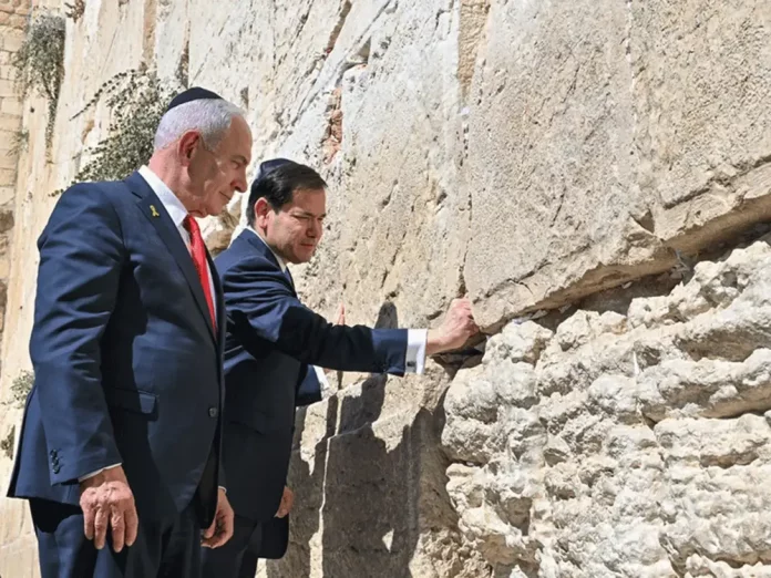 FOTOGRAFÍA. JERUSALÉN (ISRAEL), 14 DE SEPTIEMBRE DE 2025. El Primer ministro del Estado de Israel, "Bibi" Benjamin Netanyahu, y su esposa, Sara Netanyahu; visitaron hoy (domingo) el Muro Occidental en la capital del país hebreo, Jerusalén, junto con el Secretario de Estado de los Estados Unidos de América (EEUU) de la Administración Donald John Trump/James David Vance, Marco Antonio Rubio; y su esposa, Jeanette Christina Dousdebes Rubio; y el Embajador de los EEUU en Israel, Michael Dale Huckabee (Mike Huckabee); y su esposa, Janet McCain Huckabee. Lasvocesdelpueblo (Ñ Pueblo)