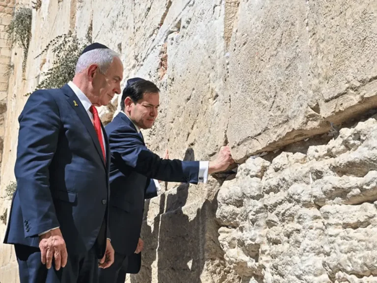 FOTOGRAFÍA. JERUSALÉN (ISRAEL), 14 DE SEPTIEMBRE DE 2025. El Primer ministro del Estado de Israel, "Bibi" Benjamin Netanyahu, y su esposa, Sara Netanyahu; visitaron hoy (domingo) el Muro Occidental en la capital del país hebreo, Jerusalén, junto con el Secretario de Estado de los Estados Unidos de América (EEUU) de la Administración Donald John Trump/James David Vance, Marco Antonio Rubio; y su esposa, Jeanette Christina Dousdebes Rubio; y el Embajador de los EEUU en Israel, Michael Dale Huckabee (Mike Huckabee); y su esposa, Janet McCain Huckabee. Lasvocesdelpueblo (Ñ Pueblo)