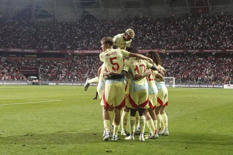 FOTOGRAFÍA. KONYA (TURQUÍA), 07 DE SEPTIEMBRE DE 2025. Los jugadores de la selección española celebran el 0-1 ante Turquía en Konya (Turquía). Efe