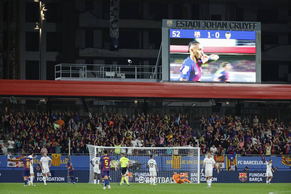 FOTOGRAFÍA. BARCELONA (REINO DE ESPAÑA), 14 DE SEPTIEMBRE DE 2025. -Los jugadores del Barcelona celebra un gol contra el Valencia, durante el partido de la jornada 4 de LaLiga EA Sports, que disputaron Barcelona y Valencia en el estadi Johan Cruyff en Barcelona. Efe