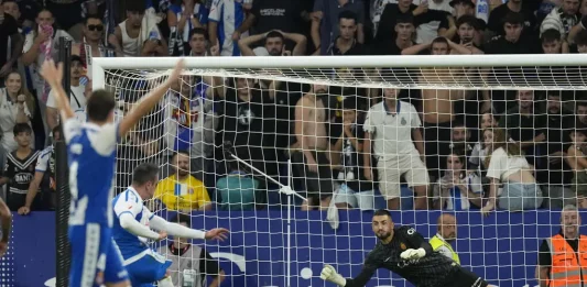 FOTOGRAFÍA. CORNELLÁ DE LLOBREGAT (BARCELONA) CATALUÑA (REINO DE ESPAÑA), 15 DE SEPTIEMBRE DE 2025. El delantero del Espanyol Kike García (c) marca su gol de penalti, durante el partido de la cuarta jornada de LaLiga de fútbol que RCD Espanyol y RCD Mallorca disputan este lunes en el RCDE Stadium, en Cornellá. Efe