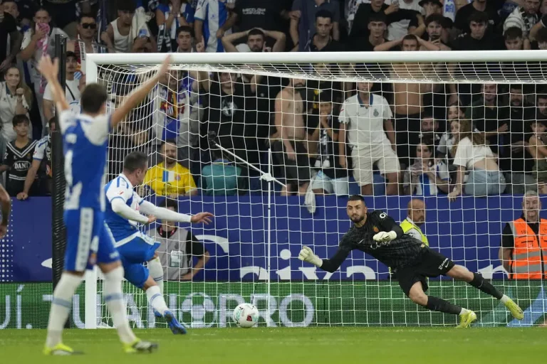 FOTOGRAFÍA. CORNELLÁ DE LLOBREGAT (BARCELONA) CATALUÑA (REINO DE ESPAÑA), 15 DE SEPTIEMBRE DE 2025. El delantero del Espanyol Kike García (c) marca su gol de penalti, durante el partido de la cuarta jornada de LaLiga de fútbol que RCD Espanyol y RCD Mallorca disputan este lunes en el RCDE Stadium, en Cornellá. Efe
