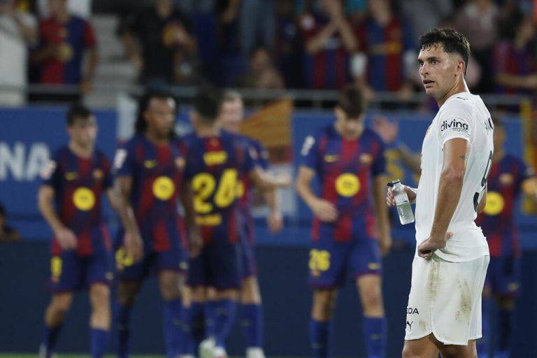 FOTOGRAFÍA. BARCELONA (CATALUÑA) REINO DE ESPAÑA), 14 DE SEPTIEMBRE DE 2025. El Barcelona se impone sin problema al Valencia (6-0). El defensa del Valencia César Tárrega, tras el quinto gol del Barcelona, durante el partido de la jornada 4 de LaLiga EA Sports, que disputaron Barcelona y Valencia en el estadi Johan Cruyff en Barcelona. Efe