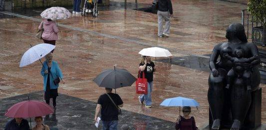 FOTOGRAFÍA. OVIEDO (ASTURIAS) REINO DE ESPAÑA, 30 DE MAYO DE 2025. Detalle de una imagen de unos viandantes con paraguas bajo la lluvia en Oviedo (Reino de España). Efe 