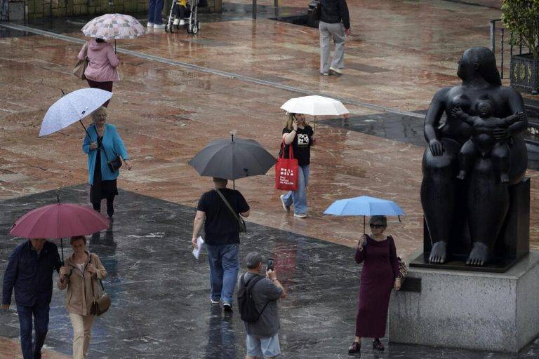 FOTOGRAFÍA. OVIEDO (ASTURIAS) REINO DE ESPAÑA, 30 DE MAYO DE 2025. Detalle de una imagen de unos viandantes con paraguas bajo la lluvia en Oviedo (Reino de España). Efe 