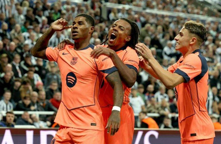 FOTOGRAFÍA. NEWCASTLE (REINO UNIDO), 18 DE SEPTIEMBRE DE 2025. Marcus Rashford (izda.) celebra un gol durante el primer partido de la fase liga de la UEFA Champions League league que han jugado Newcastle United y Barcelona en Newcastle, Reino Unido. Efe