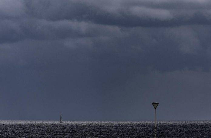 San Sebastián, Cielos despejados y aumento de temperaturas este viernes FOTOGRAFÍA. SAN SEBASTIÁN (LAS VASCONGADAS) REINO DE ESPAÑA, 25 DE SEPTIEMBRE DE 2025. Un pequeño velero navega este jueves junto a la playa de La Zurriola de San Sebastián, en la Comunidad Autónoma de Las Vascongadas (Reino de España). Efe