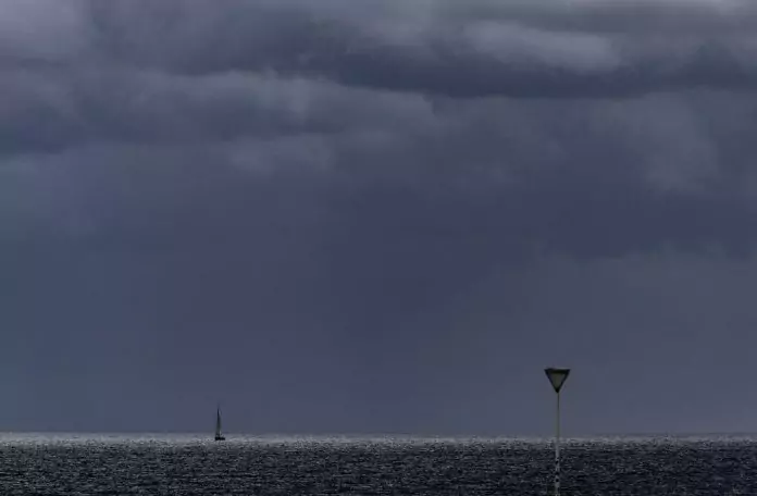 FOTOGRAFÍA. SAN SEBASTIÁN (LAS VASCONGADAS) REINO DE ESPAÑA, 25 DE SEPTIEMBRE DE 2025. Un pequeño velero navega este jueves junto a la playa de La Zurriola de San Sebastián, en la Comunidad Autónoma de Las Vascongadas (Reino de España). Efe