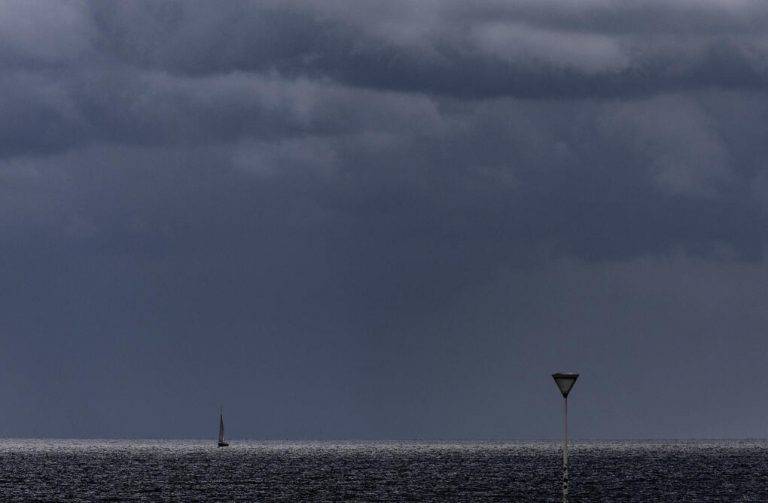 FOTOGRAFÍA. SAN SEBASTIÁN (LAS VASCONGADAS) REINO DE ESPAÑA, 25 DE SEPTIEMBRE DE 2025. Un pequeño velero navega este jueves junto a la playa de La Zurriola de San Sebastián, en la Comunidad Autónoma de Las Vascongadas (Reino de España). Efe