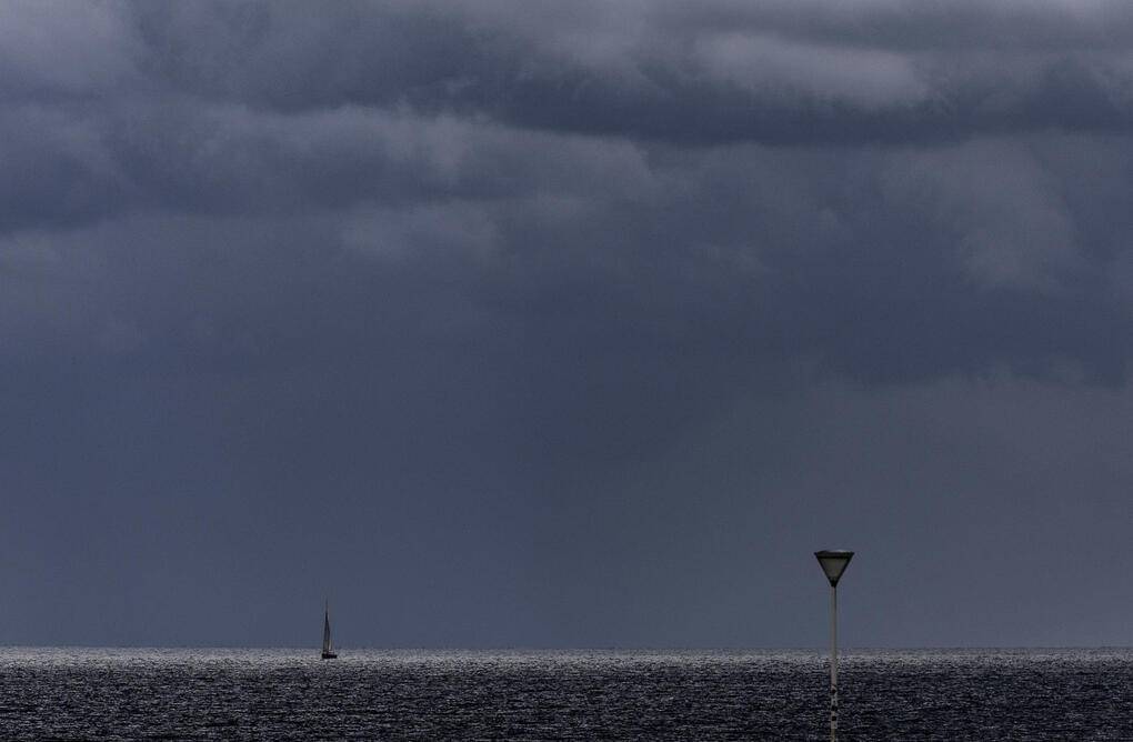 FOTOGRAFÍA. SAN SEBASTIÁN (LAS VASCONGADAS) REINO DE ESPAÑA, 25 DE SEPTIEMBRE DE 2025. Un pequeño velero navega este jueves junto a la playa de La Zurriola de San Sebastián, en la Comunidad Autónoma de Las Vascongadas (Reino de España). Efe