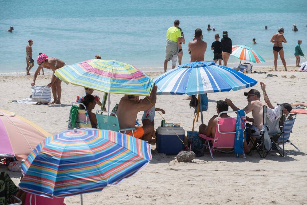 FOTOGRAFÍA. FUERTEVENTURA (REINO DE ESPAÑA), 14 DE SEPTIEMBRE DE 2025. Jornada soleada en Playa Chica en Fuerteventura este domingo en el que se alcanzarán temperaturas de hasta 34º en el interior del sur, sureste y oeste. Efe