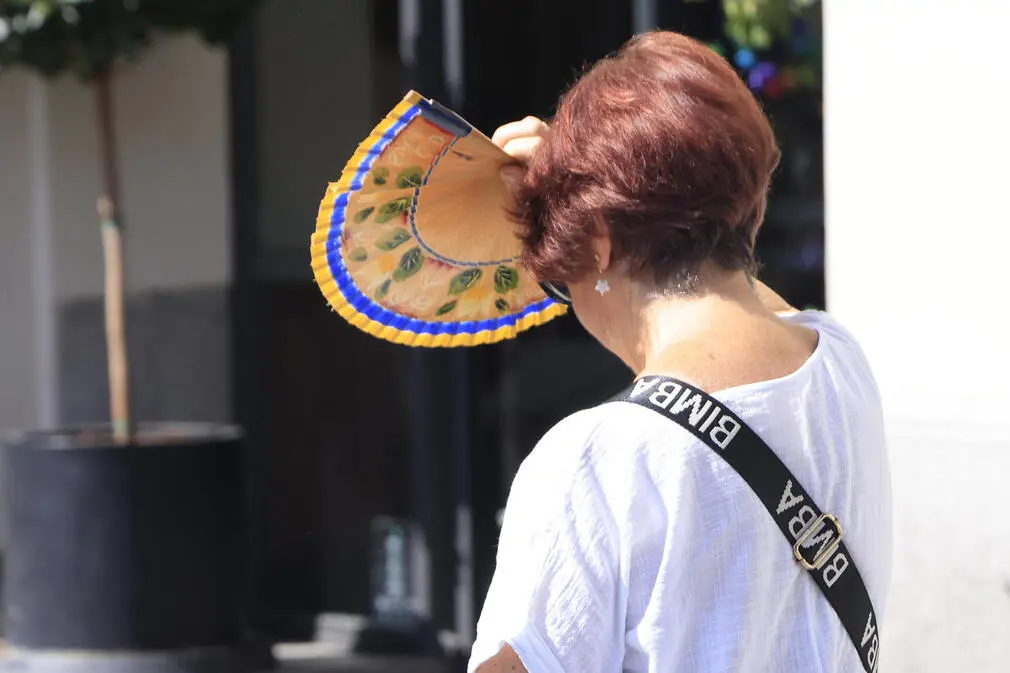 FOTOGRAFÍA. MADRID (REINO DE ESPAÑA), JULIO DE 2015. Una mujer se protege del sol con un abanico en Madrid, durante la ola de calor que azota España. Efe