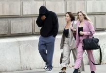 10 años de prisión e inhabilitación de 20 años a la Manada de Rubí FOTOGRAFÍA. BARCELONA (CATALUÑA) REINO DE ESPAÑA, 16 D EOCTUBRE DE 2025. Uno de los acusados por la agresión grupal de Rubí (Barcelona) en 2022, llegando a la Audiencia de Barcelona junto al equipo de su defensa, este jueves 16 de octubre de 2025. Efe