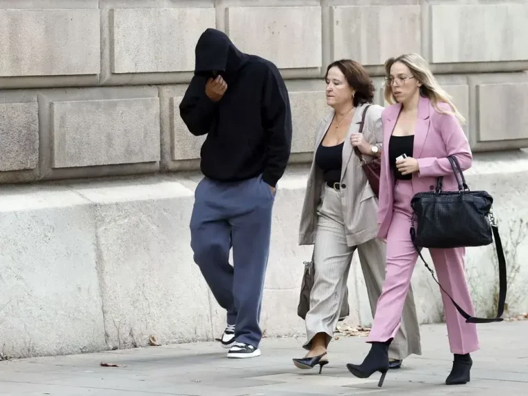 FOTOGRAFÍA. BARCELONA (CATALUÑA) REINO DE ESPAÑA, 16 D EOCTUBRE DE 2025. Uno de los acusados por la agresión grupal de Rubí (Barcelona) en 2022, llegando a la Audiencia de Barcelona junto al equipo de su defensa, este jueves 16 de octubre de 2025. Efe