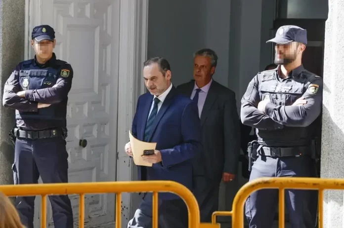 Ábalos se acoge a su derecho a no declarar y alega indefensión, caso koldo (3) FOTOGRAFÍA. MADRID (REINO DE ESPAÑA), 15 DE OCTUBRE DE 2025. El magistrado del Tribunal Supremo Leopoldo Puente ha acordado este miércoles mantener en libertad al exministro José Luis Ábalos Meco con las mismas medidas cautelares que pesaban contra él. Efe