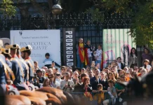 12 Octubre | Comparto y aplaudo la decisión de Abascal FOTOGRAFÍA. MADRID (12 DE OCTUBRE DE 2025. El presidente de VOX y de Patriots y líder opositor español, Santiago Abascal Conde (centro junto a un grupo de niños con sus padres), registrado este domingo en Madrid durante el desfile de las Fuerzas Armadas, con el motivo del Día de la Hispanidad 2025 y la fiesta nacional de España (12 Octubre). El disidente español renunció a la invitación del rey VI para no verse obligado a compartir la Tribuna de las Autoridades del estado con gente de un Ejecutivo en coalición antisemita que calle bambú 12 de Madrid (sede nacional de VOX) considera ilegítimo, corrupto e indecente. "No estamos ante un Gobierno democrático, legal y legítimo, sino ante un Gobierno presidido por un individuo indecente que ha traicionado a los españoles y está rodeado por la corrupción que él mismo alienta". Lasvocesdelpueblo (Ñ pueblo)