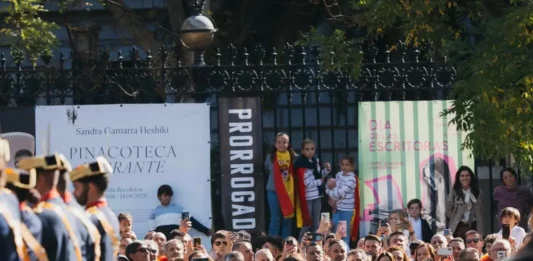 FOTOGRAFÍA. MADRID (12 DE OCTUBRE DE 2025. El presidente de VOX y de Patriots y líder opositor español, Santiago Abascal Conde (centro junto a un grupo de niños con sus padres), registrado este domingo en Madrid durante el desfile de las Fuerzas Armadas, con el motivo del Día de la Hispanidad 2025 y la fiesta nacional de España (12 Octubre). El disidente español renunció a la invitación del rey VI para no verse obligado a compartir la Tribuna de las Autoridades del estado con gente de un Ejecutivo en coalición antisemita que calle bambú 12 de Madrid (sede nacional de VOX) considera ilegítimo, corrupto e indecente. "No estamos ante un Gobierno democrático, legal y legítimo, sino ante un Gobierno presidido por un individuo indecente que ha traicionado a los españoles y está rodeado por la corrupción que él mismo alienta". Lasvocesdelpueblo (Ñ pueblo)