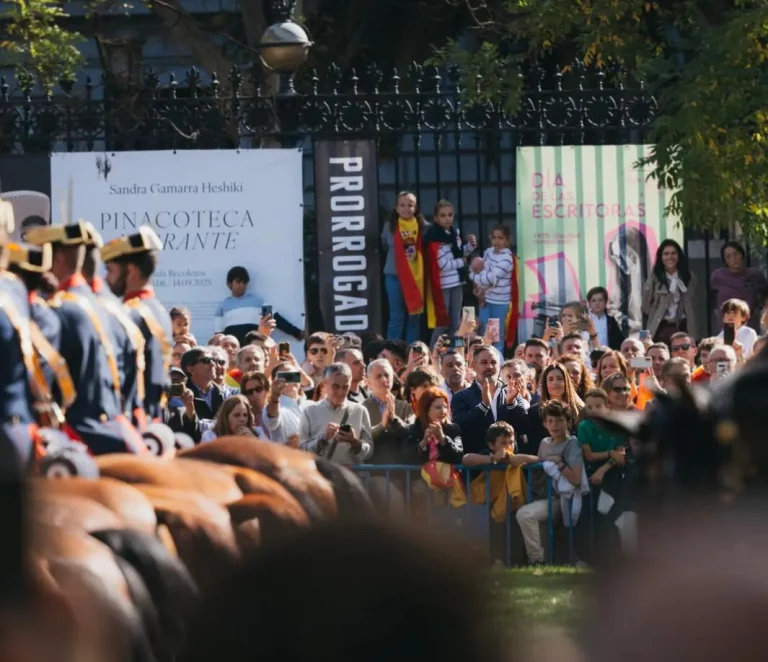 FOTOGRAFÍA. MADRID (12 DE OCTUBRE DE 2025. El presidente de VOX y de Patriots y líder opositor español, Santiago Abascal Conde (centro junto a un grupo de niños con sus padres), registrado este domingo en Madrid durante el desfile de las Fuerzas Armadas, con el motivo del Día de la Hispanidad 2025 y la fiesta nacional de España (12 Octubre). El disidente español renunció a la invitación del rey VI para no verse obligado a compartir la Tribuna de las Autoridades del estado con gente de un Ejecutivo en coalición antisemita que calle bambú 12 de Madrid (sede nacional de VOX) considera ilegítimo, corrupto e indecente. "No estamos ante un Gobierno democrático, legal y legítimo, sino ante un Gobierno presidido por un individuo indecente que ha traicionado a los españoles y está rodeado por la corrupción que él mismo alienta". Lasvocesdelpueblo (Ñ pueblo)