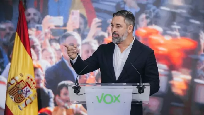 FOTOGRAFÍA. MADRID (12 DE OCTUBRE DE 2025. El presidente de VOX y de Patriots y líder opositor español, Santiago Abascal Conde, durante una rueda de prensa en la sede nacional de VOX en calle Bambú 12 de Madrid. Lasvocesdelpueblo (Ñ pueblo)