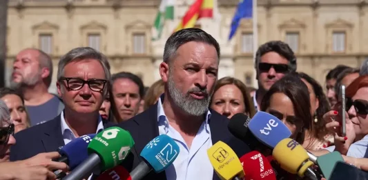 FOTOGRAFÍA. SEVILLA (ANDALUCIA) REINO DE ESPAÑA, 10 D EOCTUBRE DE 2025. El presidente de VOX y de Patriots, Santiago Abascal Conde (2i); junto al portavoz del partido en el Parlamento de Andalucía, Manuel Gavira Florentino (i); ha valorado la actualidad política este viernes en la capital andaluza de Sevilla, subrayando los fallos en cribado de cáncer de mama, el reconocimiento de Cristóbal colón y de los Reyes Católico por la 47 Administración Donald John Trump/James David Vance, la corrupción del Partido Socialista (PSOE) y las estafas del partido Popular (PP). Lasvocesdelpueblo (Ñ Pueblo) 