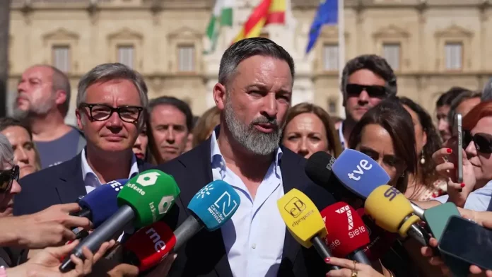 Abascal, Tienen un corazón gigante para los de fuera y miserable para los de dentro (1) FOTOGRAFÍA. SEVILLA (ANDALUCIA) REINO DE ESPAÑA, 10 D EOCTUBRE DE 2025. El presidente de VOX y de Patriots, Santiago Abascal Conde (2i); junto al portavoz del partido en el Parlamento de Andalucía, Manuel Gavira Florentino (i); ha valorado la actualidad política este viernes en la capital andaluza de Sevilla, subrayando los fallos en cribado de cáncer de mama, el reconocimiento de Cristóbal colón y de los Reyes Católico por la 47 Administración Donald John Trump/James David Vance, la corrupción del Partido Socialista (PSOE) y las estafas del partido Popular (PP). Lasvocesdelpueblo (Ñ Pueblo)