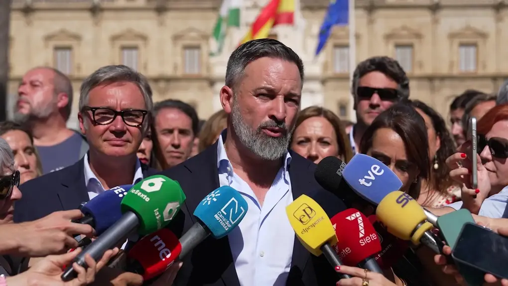 FOTOGRAFÍA. SEVILLA (ANDALUCIA) REINO DE ESPAÑA, 10 D EOCTUBRE DE 2025. El presidente de VOX y de Patriots, Santiago Abascal Conde (2i); junto al portavoz del partido en el Parlamento de Andalucía, Manuel Gavira Florentino (i); ha valorado la actualidad política este viernes en la capital andaluza de Sevilla, subrayando los fallos en cribado de cáncer de mama, el reconocimiento de Cristóbal colón y de los Reyes Católico por la 47 Administración Donald John Trump/James David Vance, la corrupción del Partido Socialista (PSOE) y las estafas del partido Popular (PP). Lasvocesdelpueblo (Ñ Pueblo)
