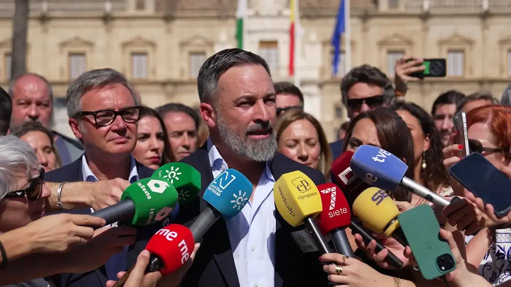 FOTOGRAFÍA. SEVILLA (ANDALUCIA) REINO DE ESPAÑA, 10 D EOCTUBRE DE 2025. El presidente de VOX y de Patriots, Santiago Abascal Conde (2i); junto al portavoz del partido en el Parlamento de Andalucía, Manuel Gavira Florentino (i); ha valorado la actualidad política este viernes en la capital andaluza de Sevilla, subrayando los fallos en cribado de cáncer de mama, el reconocimiento de Cristóbal colón y de los Reyes Católico por la 47 Administración Donald John Trump/James David Vance, la corrupción del Partido Socialista (PSOE) y las estafas del partido Popular (PP). Lasvocesdelpueblo (Ñ Pueblo)