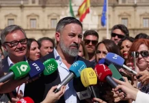 Abascal: «VOX no es el relevo del PP» sino «opción nueva para todos los españoles» FOTOGRAFÍA. SEVILLA (ANDALUCIA) REINO DE ESPAÑA, 10 D EOCTUBRE DE 2025. El presidente de VOX y de Patriots, Santiago Abascal Conde (2i); junto al portavoz del partido en el Parlamento de Andalucía, Manuel Gavira Florentino (i); ha valorado la actualidad política este viernes en la capital andaluza de Sevilla, subrayando los fallos en cribado de cáncer de mama, el reconocimiento de Cristóbal colón y de los Reyes Católico por la 47 Administración Donald John Trump/James David Vance, la corrupción del Partido Socialista (PSOE) y las estafas del partido Popular (PP). Lasvocesdelpueblo (Ñ Pueblo)