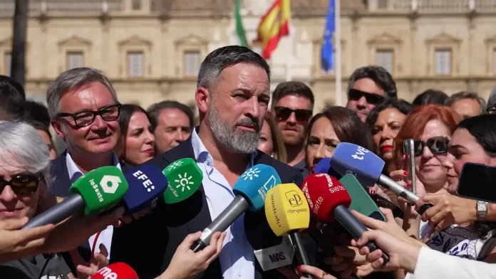Abascal, Tienen un corazón gigante para los de fuera y miserable para los de dentro (3) FOTOGRAFÍA. SEVILLA (ANDALUCIA) REINO DE ESPAÑA, 10 D EOCTUBRE DE 2025. El presidente de VOX y de Patriots, Santiago Abascal Conde (2i); junto al portavoz del partido en el Parlamento de Andalucía, Manuel Gavira Florentino (i); ha valorado la actualidad política este viernes en la capital andaluza de Sevilla, subrayando los fallos en cribado de cáncer de mama, el reconocimiento de Cristóbal colón y de los Reyes Católico por la 47 Administración Donald John Trump/James David Vance, la corrupción del Partido Socialista (PSOE) y las estafas del partido Popular (PP). Lasvocesdelpueblo (Ñ Pueblo)