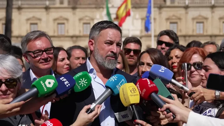 FOTOGRAFÍA. SEVILLA (ANDALUCIA) REINO DE ESPAÑA, 10 D EOCTUBRE DE 2025. El presidente de VOX y de Patriots, Santiago Abascal Conde (2i); junto al portavoz del partido en el Parlamento de Andalucía, Manuel Gavira Florentino (i); ha valorado la actualidad política este viernes en la capital andaluza de Sevilla, subrayando los fallos en cribado de cáncer de mama, el reconocimiento de Cristóbal colón y de los Reyes Católico por la 47 Administración Donald John Trump/James David Vance, la corrupción del Partido Socialista (PSOE) y las estafas del partido Popular (PP). Lasvocesdelpueblo (Ñ Pueblo) 