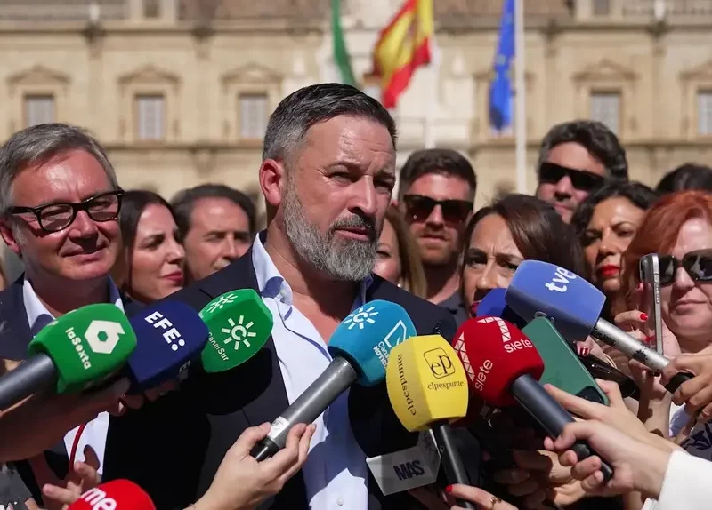 Abascal: «VOX no es el relevo del PP» sino «opción nueva para todos los españoles» FOTOGRAFÍA. SEVILLA (ANDALUCIA) REINO DE ESPAÑA, 10 D EOCTUBRE DE 2025. El presidente de VOX y de Patriots, Santiago Abascal Conde (2i); junto al portavoz del partido en el Parlamento de Andalucía, Manuel Gavira Florentino (i); ha valorado la actualidad política este viernes en la capital andaluza de Sevilla, subrayando los fallos en cribado de cáncer de mama, el reconocimiento de Cristóbal colón y de los Reyes Católico por la 47 Administración Donald John Trump/James David Vance, la corrupción del Partido Socialista (PSOE) y las estafas del partido Popular (PP). Lasvocesdelpueblo (Ñ Pueblo)
