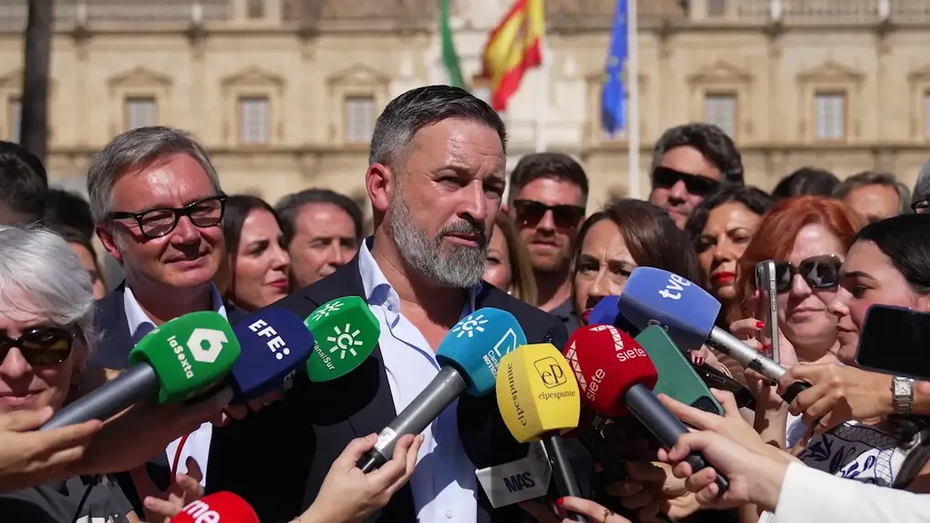 FOTOGRAFÍA. SEVILLA (ANDALUCIA) REINO DE ESPAÑA, 10 D EOCTUBRE DE 2025. El presidente de VOX y de Patriots, Santiago Abascal Conde (2i); junto al portavoz del partido en el Parlamento de Andalucía, Manuel Gavira Florentino (i); ha valorado la actualidad política este viernes en la capital andaluza de Sevilla, subrayando los fallos en cribado de cáncer de mama, el reconocimiento de Cristóbal colón y de los Reyes Católico por la 47 Administración Donald John Trump/James David Vance, la corrupción del Partido Socialista (PSOE) y las estafas del partido Popular (PP). Lasvocesdelpueblo (Ñ Pueblo)