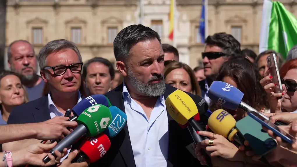 FOTOGRAFÍA. SEVILLA (ANDALUCIA) REINO DE ESPAÑA, 10 D EOCTUBRE DE 2025. El presidente de VOX y de Patriots, Santiago Abascal Conde (2i); junto al portavoz del partido en el Parlamento de Andalucía, Manuel Gavira Florentino (i); ha valorado la actualidad política este viernes en la capital andaluza de Sevilla, subrayando los fallos en cribado de cáncer de mama, el reconocimiento de Cristóbal colón y de los Reyes Católico por la 47 Administración Donald John Trump/James David Vance, la corrupción del Partido Socialista (PSOE) y las estafas del partido Popular (PP). Lasvocesdelpueblo (Ñ Pueblo)