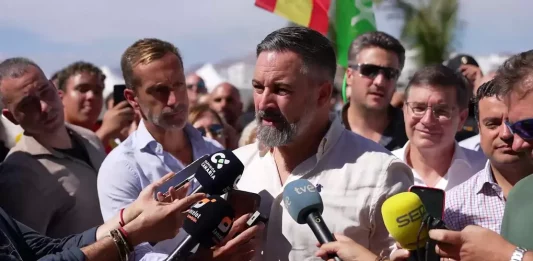 FOTOGRAFÍA. ARRECIFE (ISLA DE LANZAROTE) ISLAS CANARIAS (REINO DE ESPAÑA, 26 DE OCTUBRE DE 2025. El presidente de VOX y de Patriots of Europe, Santiago Abascal Conde, atiende a los medios de comunicación en el Puerto de los Mármoles de la Isla de Lanzarote, antes de participar en un acto público de la formación en Las Palmas de Gran Canaria. Lasvocesdelpueblo (Ñ Pueblo)