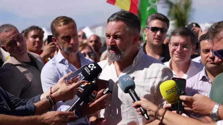 FOTOGRAFÍA. ARRECIFE (ISLA DE LANZAROTE) ISLAS CANARIAS (REINO DE ESPAÑA, 26 DE OCTUBRE DE 2025. El presidente de VOX y de Patriots of Europe, Santiago Abascal Conde, atiende a los medios de comunicación en el Puerto de los Mármoles de la Isla de Lanzarote, antes de participar en un acto público de la formación en Las Palmas de Gran Canaria. Lasvocesdelpueblo (Ñ Pueblo)