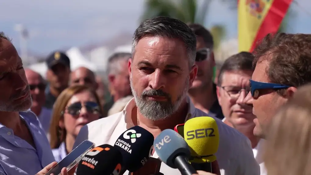 FOTOGRAFÍA. ARRECIFE (ISLA DE LANZAROTE) ISLAS CANARIAS (REINO DE ESPAÑA, 26 DE OCTUBRE DE 2025. El presidente de VOX y de Patriots of Europe, Santiago Abascal Conde, atiende a los medios de comunicación en el Puerto de los Mármoles de la Isla de Lanzarote, antes de participar en un acto público de la formación en Las Palmas de Gran Canaria. Lasvocesdelpueblo (Ñ Pueblo)