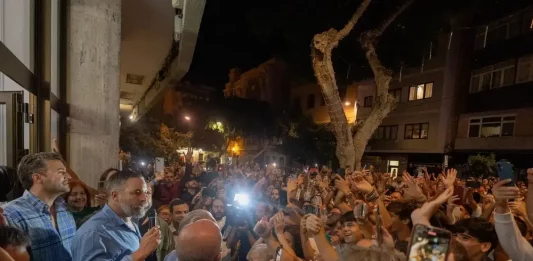 FOTOGRAFÍA. LAS PALMAS DE GRAN CANARIA (ISLAS CANARAIAS) REINO DE ESPAÑA, 26 DE OCTUBRE DE 2025. El presidente de VOX y de Patriots of Europe, Santiago Abascal Conde, desborda Las Palmas de Gran Canaria, y debe improvisar un discurso para agradecer la asistencia a los centenares de canarios que no han podido acceder en un auditorio del Círculo Mercantil de Las Palmas de Gran Canaria desbordado de compatriotas canarios preocupados por el futuro de sus familiares, preocupados por el futuro de Islas canarias y del futuro del resto de España. Lo ha hecho junto al presidente de la provincia de Las Palmas y portavoz de VOX en el Parlamento de Canarias, Nicasio Jesús Galván Sasia (Nicasio Galván) y al portavoz de VOX en el Ayuntamiento de Las Palmas de Gran Canaria y diputado del Congreso de os Diputados por la provincia de Las Palmas, Andrés Alberto Rodríguez Almeida (Alberto Rodríguez), entre otros dirigentes y representantes institucionales de la Resistencia verde española VOX. Lasvocesdelpueblo (Ñ Pueblo)