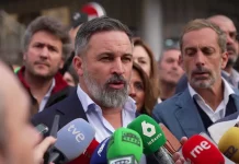 Abascal – Valencia| «Estamos hablando de una posición política» FOTOGRAFÍA. SEGOVIA (CASTILLA Y LEÓN) REINO DE ESPAÑA, 20 DE OCTUBRE DE 2025. El presidente de VOX y de Patriots, Santiago Abascal Conde, visita Segovia (Castilla y León), en marco de su ronda de visitas en distintas provincias españolas. Lasvocesdelpueblo (Ñ Pueblo)