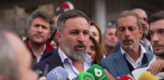 FOTOGRAFÍA. SEGOVIA (CASTILLA Y LEÓN) REINO DE ESPAÑA, 20 DE OCTUBRE DE 2025. El presidente de VOX y de Patriots, Santiago Abascal Conde, visita Segovia (Castilla y León), en marco de su ronda de visitas en distintas provincias españolas. Lasvocesdelpueblo (Ñ Pueblo)